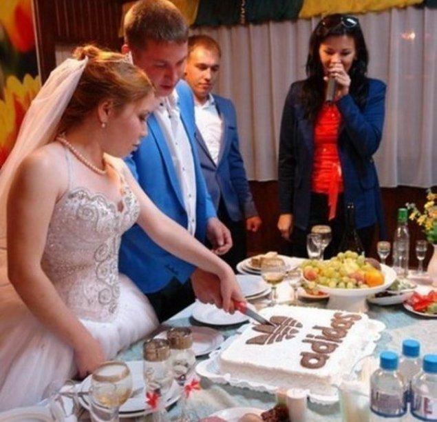 Cum să scrii așa ceva pe tortul de nuntă? Acești tineri însurăței au făcut o gafă de proporții și tot internetul râde acum de ei - FOTO  475400