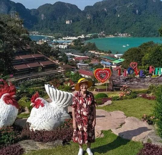 La 90 de ani, călătorește în toată lumea doar din banii de pensie 475569