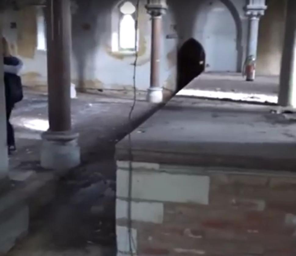 S-au dus să filmeze o școală abandonată. Au dat drumul la cameră, când au dat peste ceva cu totul neașteptat: „Doamne, putem să murim aici!” (FOTO+VIDEO) 475239