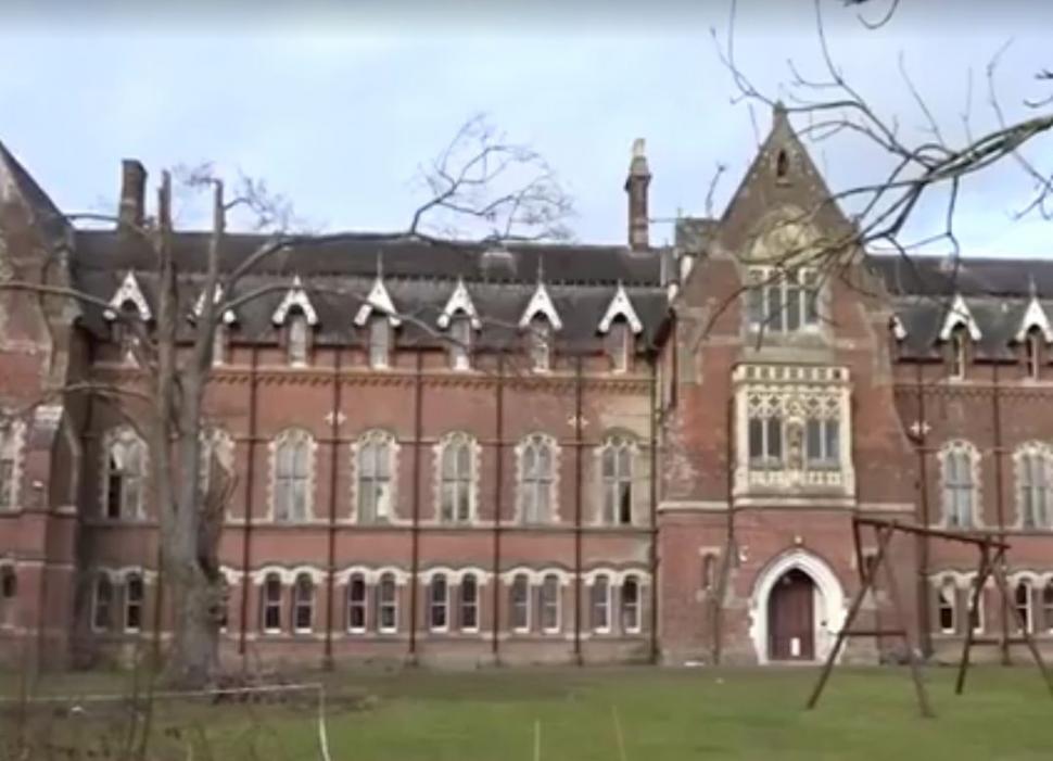 S-au dus să filmeze o școală abandonată. Au dat drumul la cameră, când au dat peste ceva cu totul neașteptat: „Doamne, putem să murim aici!” (FOTO+VIDEO) 475240