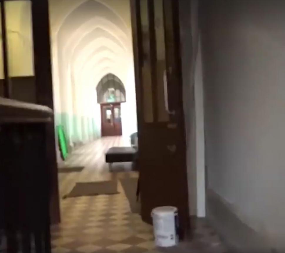 S-au dus să filmeze o școală abandonată. Au dat drumul la cameră, când au dat peste ceva cu totul neașteptat: „Doamne, putem să murim aici!” (FOTO+VIDEO) 475241