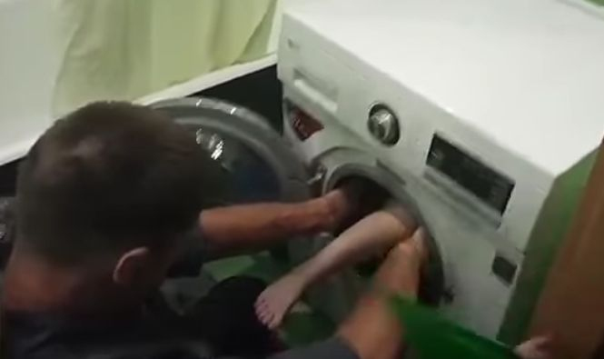 Un copil a rămas blocat în maşina de spălat. Cum a fost salvat - VIDEO