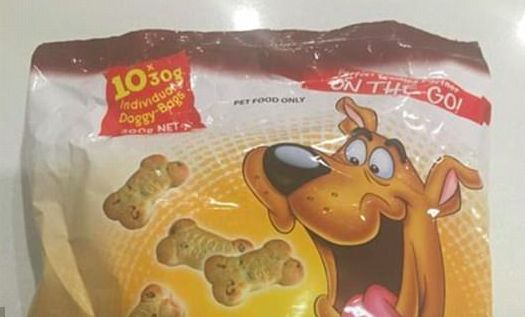 A crezut că le cumpără copiilor biscuți cu Scooby-Doo, dar i-a hrănit cu mâncare de câini fără să știe. Reacția uluitoare a reprezentanților supermarketului