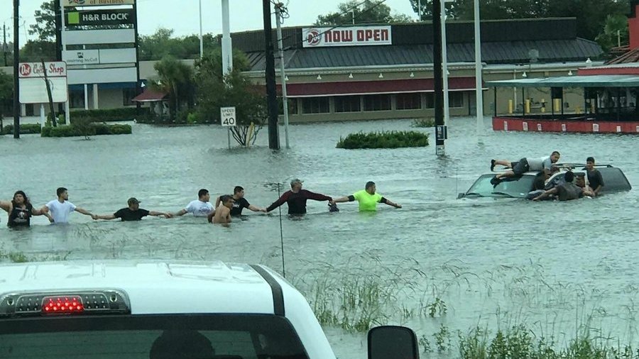 Clipe dramatice în orașul Houston. Oamenii au format un lanț uman pentru a salva un om blocat în mașina sa - VIDEO