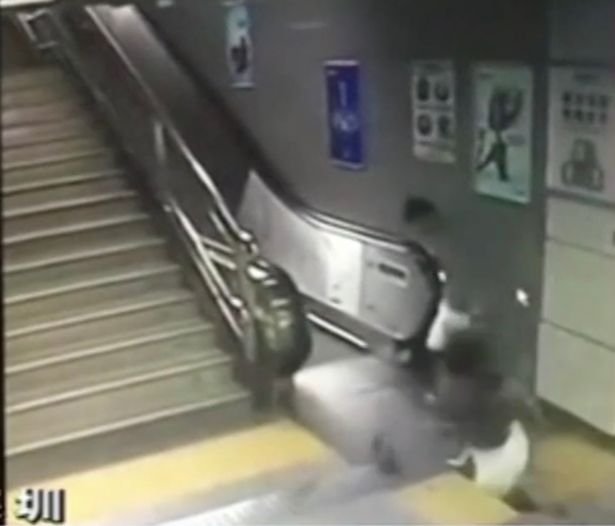 Imagini șocante la metrou! Podeaua a cedat sub ea și a fost înghițită sub pământ (FOTO+VIDEO)