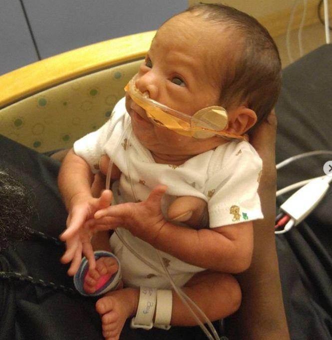 Imagini uluitoare! Însărcinată în 29 de săptămâni, pe femeie au apucat-o durerile facerii în mașină. A născut și când și-a privit bebelușul, a început să plângă. Ce a văzut - FOTO 475840