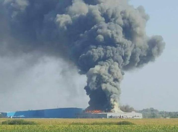 Incendiul de lângă Timișoara a fost stins. O parte din hală s-a prăbușit. Imagini de la fața locului (FOTO+VIDEO)