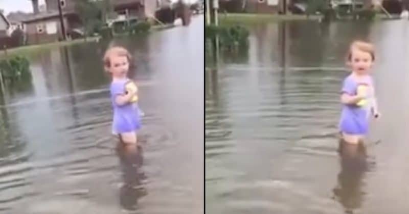 A văzut o fetiță de trei ani, cu un biberon în mână, rătăcind prin apa care le-a inundat orașul. S-a apropiat de ea și a întrebat-o unde îi sunt părinții. Copila i-a spus că ...