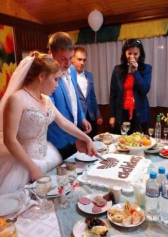 Ce au scris acești miri pe tortul lor de nuntă. Invitații au crezut că nu văd bine – FOTO în articol 476334