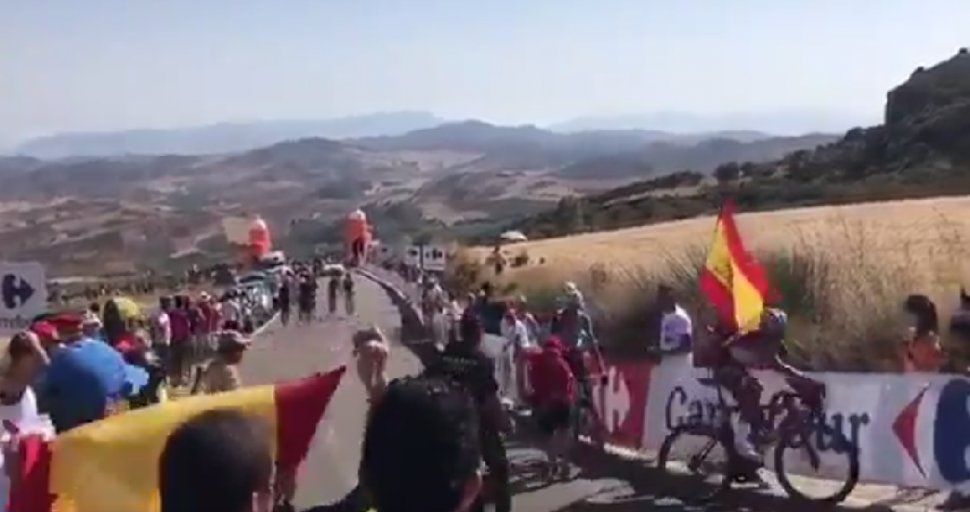 Ciclist rus doborât de un spectator la Turul Spaniei. „Am zburat peste gard şi am căzut în şanţ” - VIDEO