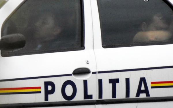 Un craiovean a văzut o mașină de poliție oprită pe un drum lăturalnic. Când s-a uitat înăuntru l-a cuprins un val de revoltă. Ce făceau agenții  476224