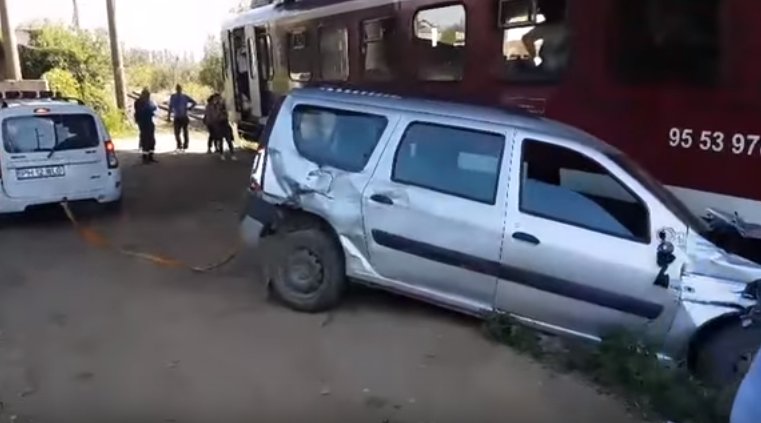Accident în Ploiești. A vrut să traverseze calea ferată, dar a rămas blocat pe șine - VIDEO