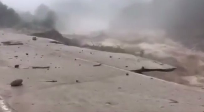 Alunecare de teren în regiunea rusă Elbrus. Sute de turiști au rămas blocați - VIDEO