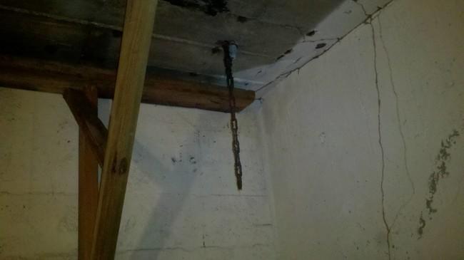 Își renova casa când a dat peste o pivniță secretă. A coborât imediat să vadă ce se află acolo și a avut un șoc: „Dumnezeule, asta a fost tot timpul aici!” (GALERIE FOTO) 476497