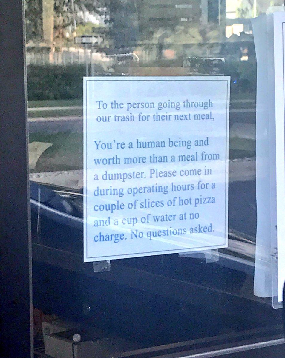 Mesajul unui restaurant pentru bărbatul fără adăpost care le răscolea în fiecare seară prin gunoaie. Toți au început să-i plângă de milă după ce l-au citit! 476612