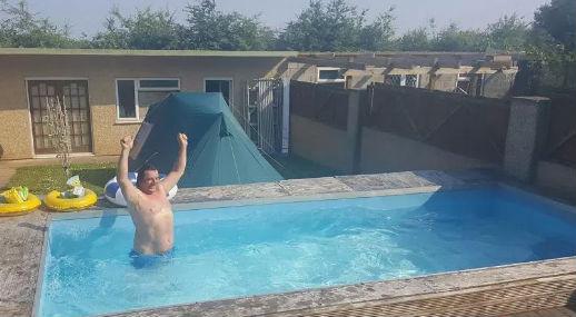 Beat criță, bărbatul a luat o lopată și a început să sape în grădină. Când și-a dat seama ce vrea să facă, soția lui a înlemnit. A chemat toți vecinii să vadă ce se întâmplă - FOTO 476738