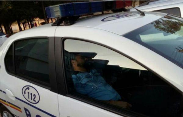 Un bărbat din Argeș s-a apropiat de o mașină de poliție și a făcut o descoperire inedită. Explicația dată de IPJ Argeș (FOTO) 476784
