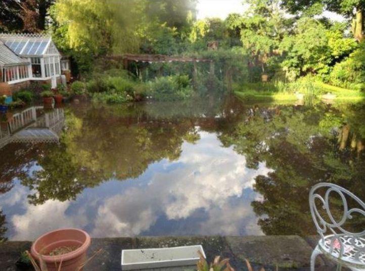 Au cumpărat o superbă casă pentru 750.000 de lire sterline. Doar că în câteva săptămâni au descoperit cruntul adevăr, după ce au observat o poză pe Facebook-ul fostului proprietar: „Am fost înșelați! Ne vrem banii înapoi!”. Ce se întâmplase  476899