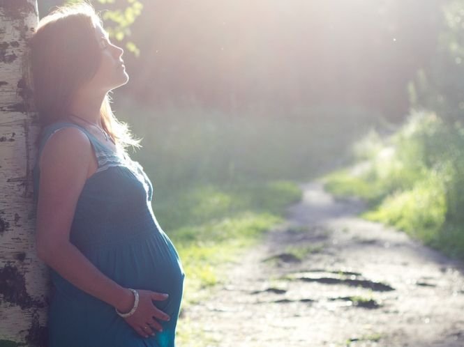 Mamă la 14 ani. România ocupă primul loc în Europa în privinţa numărului de adolescente însărcinate