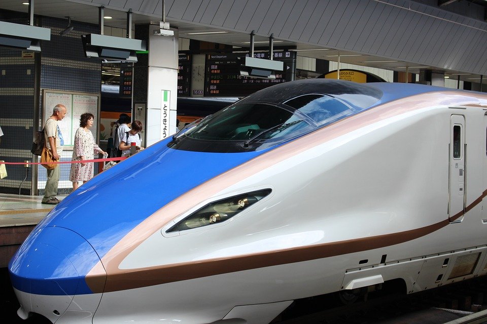 Ce i s-a întâmplat unui român într-un tren din Japonia. „Controloarea a îngenuncheat graţios în faţa mea”