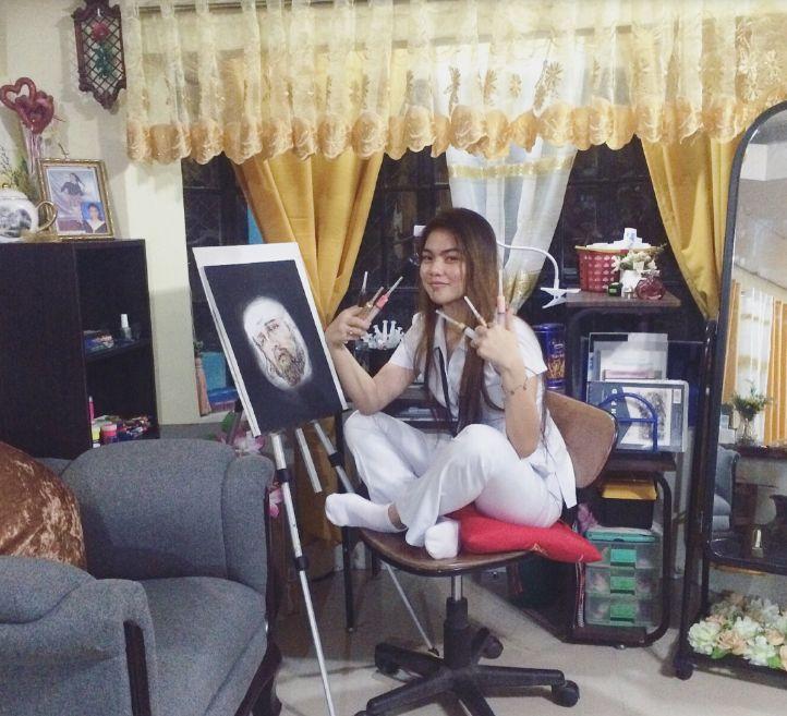 Ziua este asistentă medicală, iar noaptea se transformă complet. N-o să-ți vină să crezi ce face cu seringile 477412