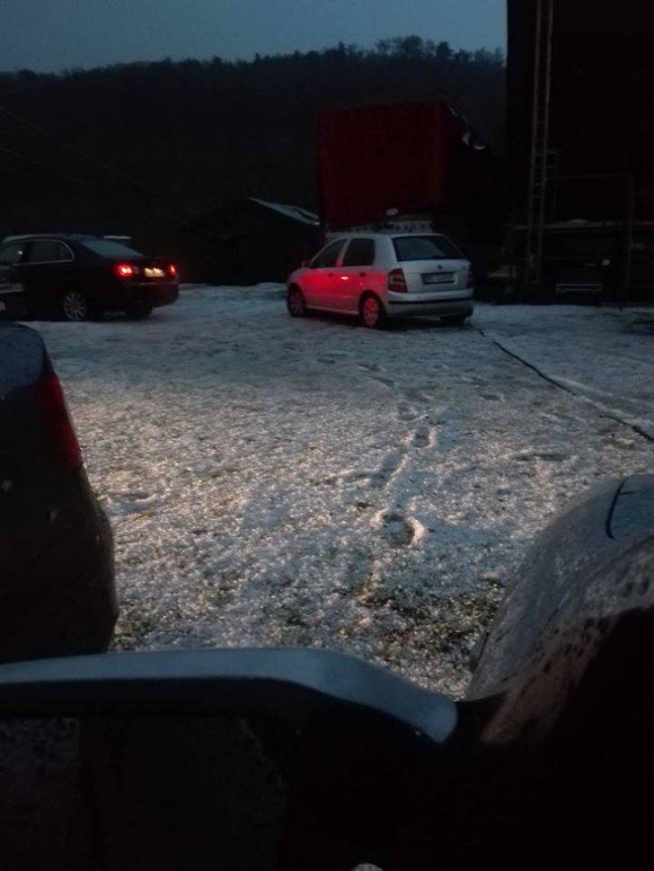 Locul din România în care pare că a venit iarna. Stratul de gheață a ajuns până la gleznă 477505