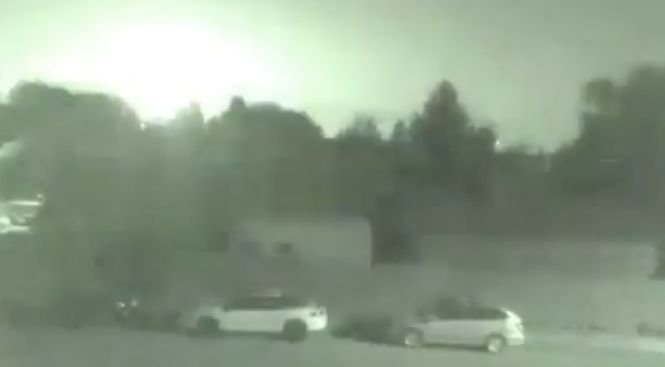 O „minge de foc” a traversat cerul şi a îngrozit oamenii din vestul Canadei. Imaginile filmate de un localnic - VIDEO
