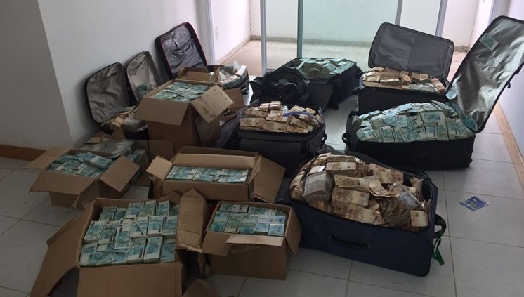 Oamenii legii au intrat într-un apartament al unui fost ministru și au avut parte de o adevărată surpriză: Peste tot erau valize pline cu bani