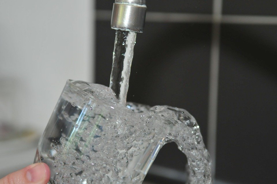 Rezultate îngrijorătoare! Apa de la robinet este contaminată cu plastic