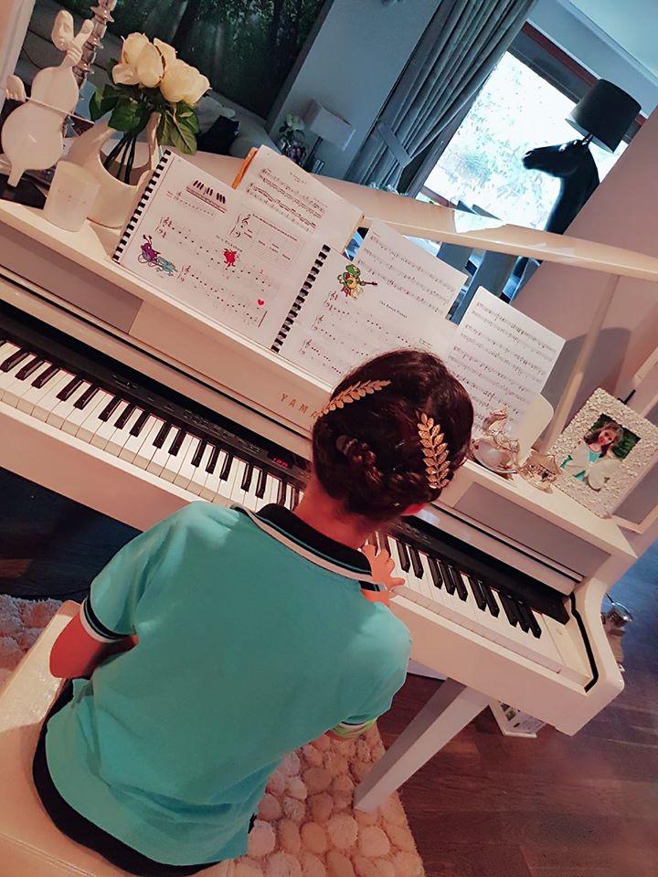 Andreea Marin, criticată dur după ce a postat pe Facebook o poză cu fiica ei: "Probabil, tu nu te mai ocupi de ea". Ce răspuns a primit femeia 477829