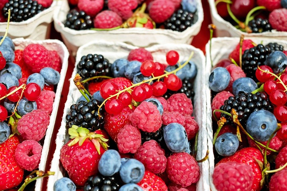 Ce este mai benefic pentru sănătate: sucul de fructe sau fructele simple?