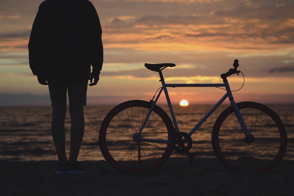 Doi români au plecat cu bicicletele în jurul Mării Negre