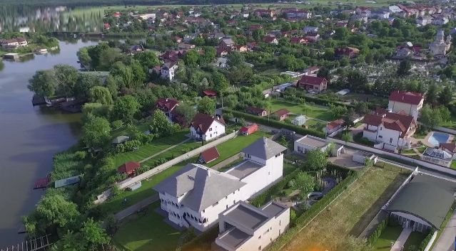 Exces de putere: Afaceri cu iz bisericesc. Cum au ajuns milionarii din România să-și ridice palate pe malul Lacului Snagov