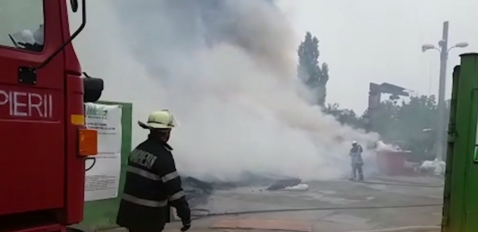 Incendiu de proporții în Timișoara! Foc puternic lângă un cartier rezidențial. Oamenii sunt în pericol