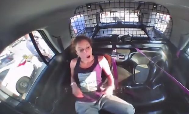 O femeie proaspăt arestată a furat mașina poliției în care se afla. Ce s-a întâmplat apoi este scos dintr-o scenă de film - VIDEO