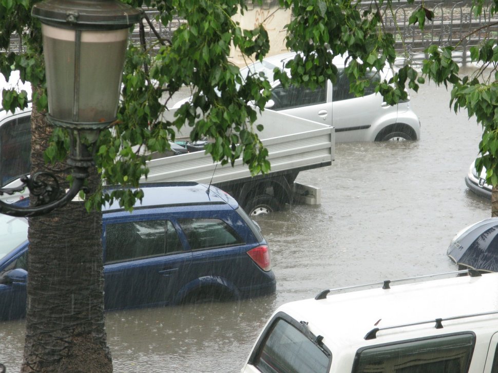 Avertisment pentru românii care vor să meargă în Italia: Sunt inundaţii puternice