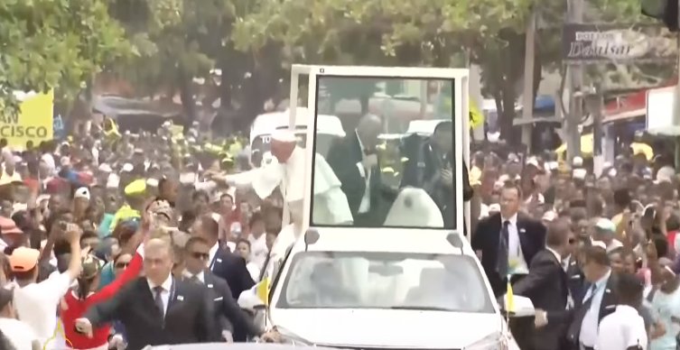 Papa Francisc s-a accidentat în timpul turneului său în Columbia - VIDEO