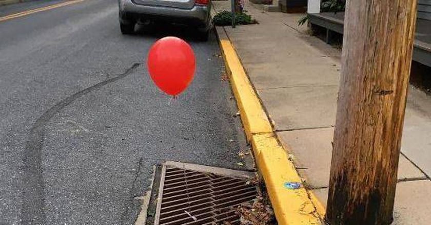 Au legat baloane roșii de toate gurile de canal din cartier. Mesajul transmis de Poliție. „Suntem îngroziți!”
