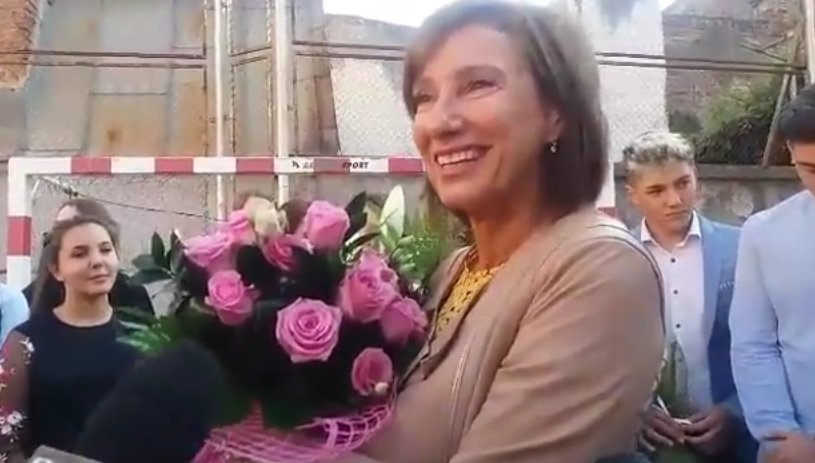 E tradiţie! Ce a făcut Carmen Iohannis în prima zi de şcoală - VIDEO