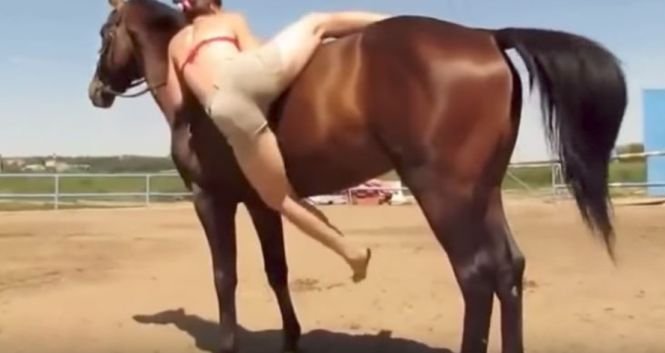 Femeia nu putea să se urce pe cal și toată lumea râdea de ea. Ce a făcut animalul este incredibil - VIDEO
