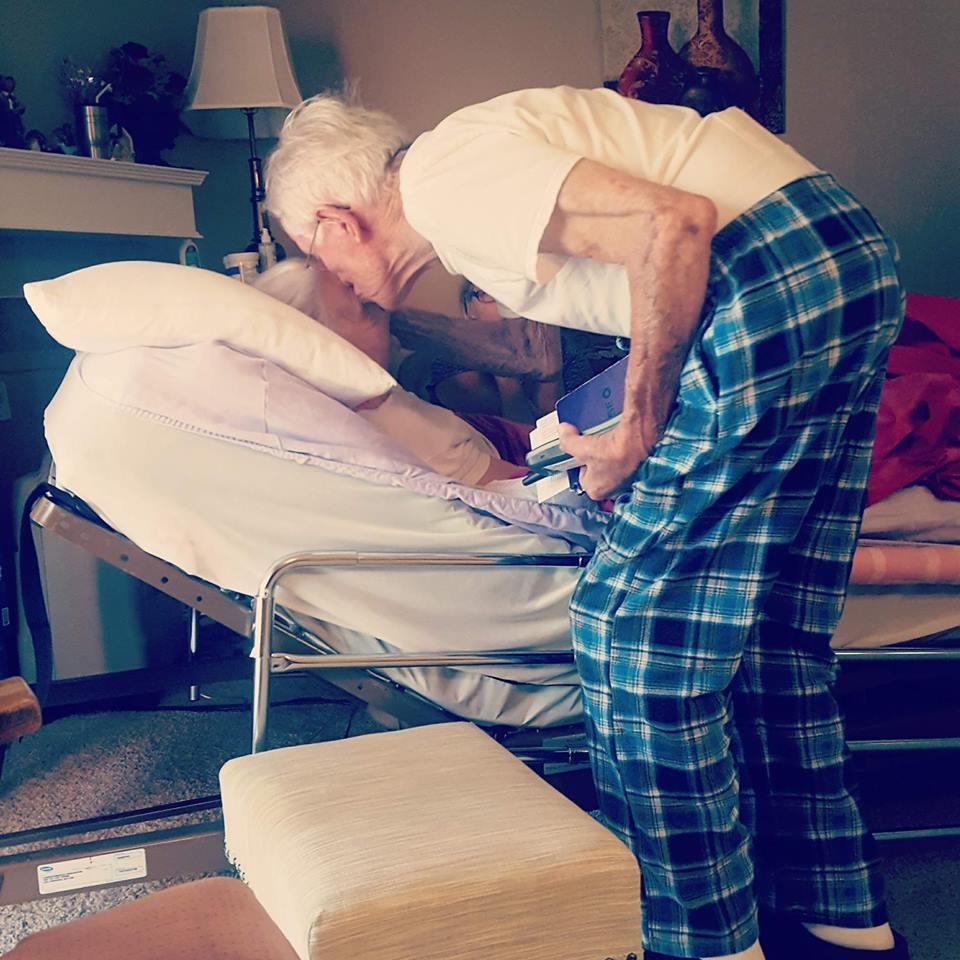 Bătrânul s-a aplecat, și-a sărutat soția pe frunte, apoi femeia a murit. Ce s-a întâmplat după fix un an. „Știam că așa o să fie!”  478675