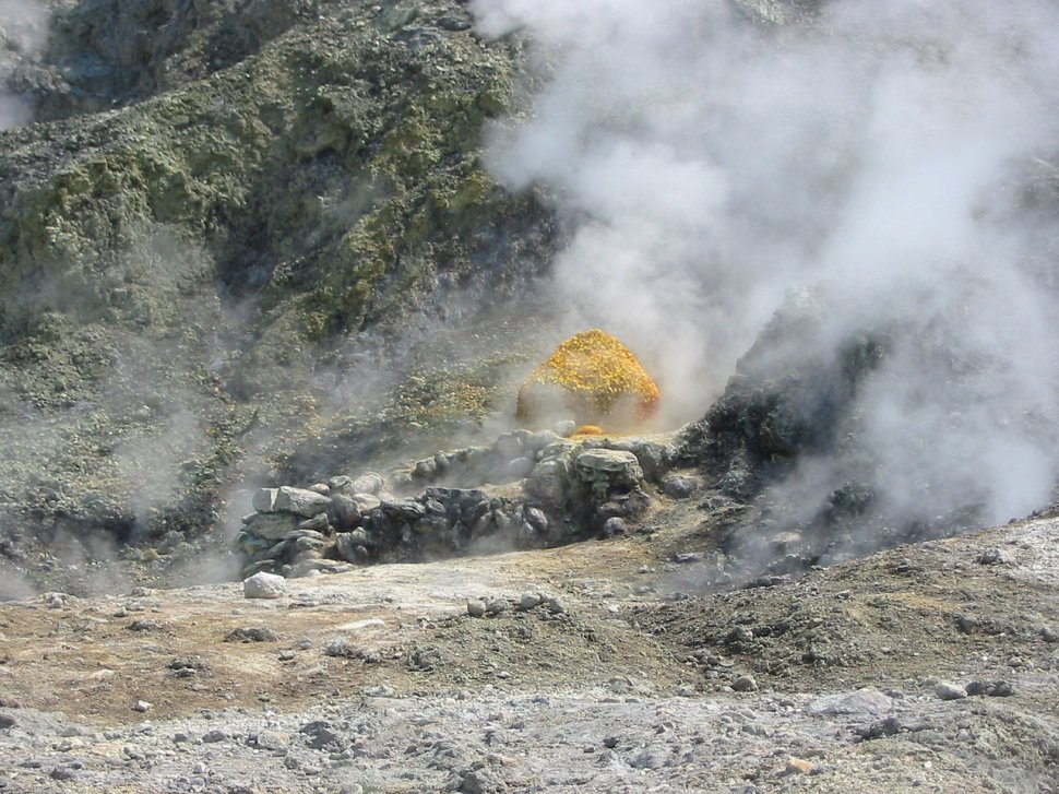 O familie și-a pierdut viața, după ce a căzut în craterul unui vulcan