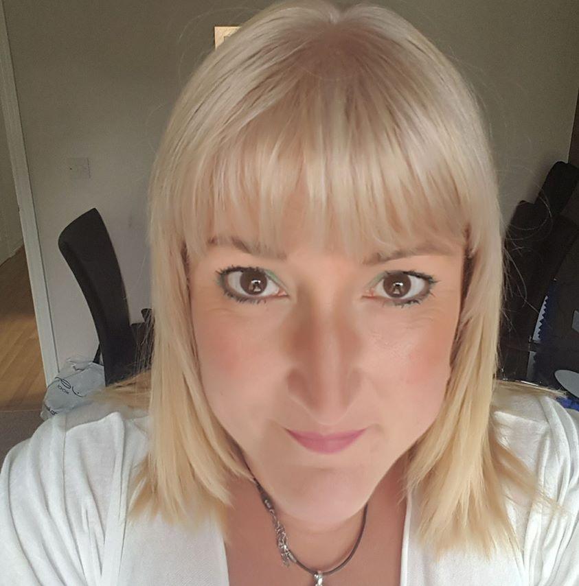 Și-a comandat online o pereche de pantofi, dar când a desfăcut pachetul a găsit ceva cu totul neașteptat în cutie (FOTO) 478620