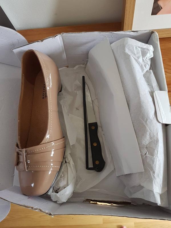 Și-a comandat online o pereche de pantofi, dar când a desfăcut pachetul a găsit ceva cu totul neașteptat în cutie (FOTO) 478621