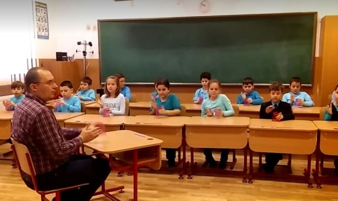 Ce face un profesor din București pentru a-și cunoaște bine elevii: „Lucrez într-o școală de stat. Am 32 de copii în clasă. Mi-am dat seama că...”
