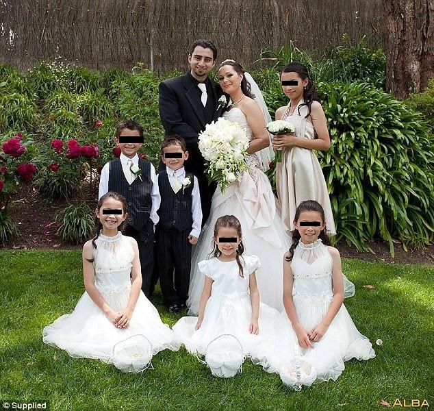 Eleva a rămas însărcinată în 1999, la 15 ani, nu a avortat și apoi a mai făcut alți șapte copii. ,,Mi-a fost rușine, mă ascundeam”. Uite ai cui erau copiii  478951