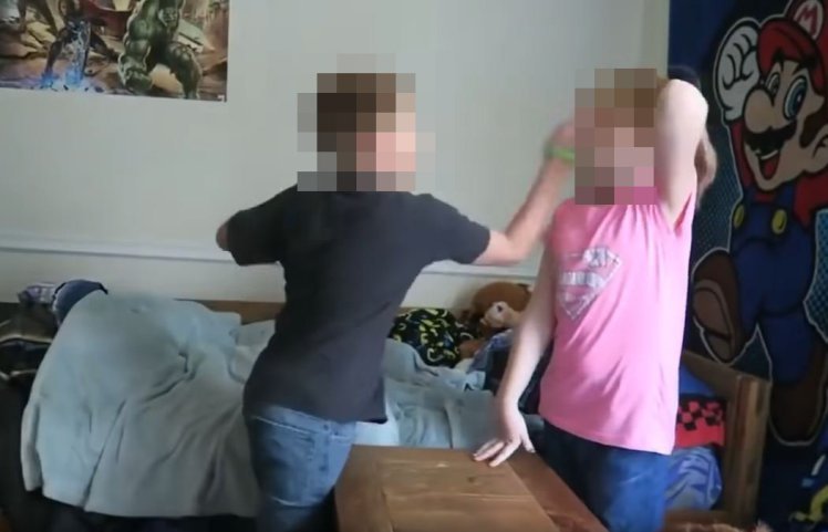 Un bărbat și-a încurajat fiul să-și bată sora și a filmat întreaga scenă. „Ea nu se pune la socoteală”