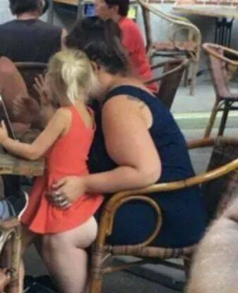 Imaginea care a uimit internetul! Mama isi tine fiica in brate la mall si cineva le-a facut o poza - Ce se vede in fotografie 479276