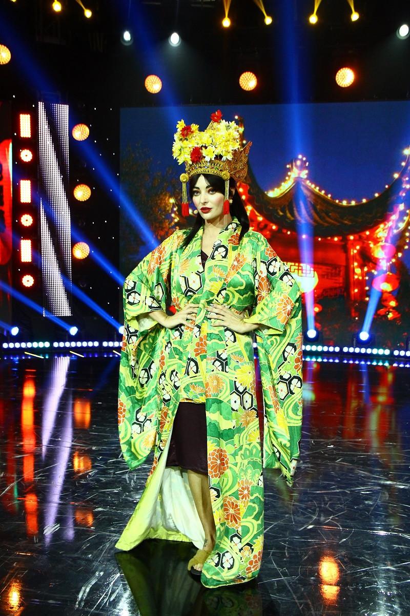 Delia ținută spectaculoasă pe scenă! Cum a apărut vedeta în platoul Antenei 1: ”Aleg din dressing lucruri și accesorii pe care nu le-am mai purtat!” 479514