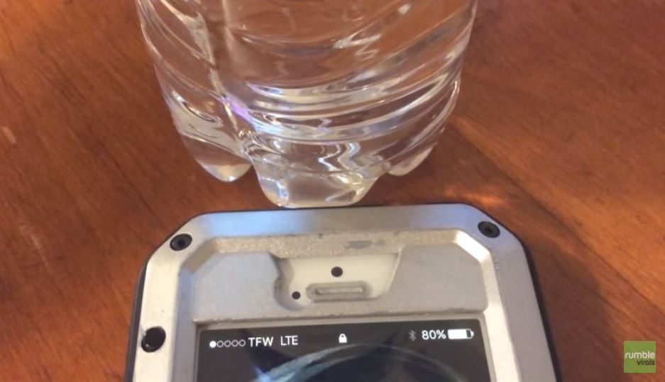 Experiment spectaculos: ce se întâmplă dacă îți pui telefonul lângă o sticlă cu apă